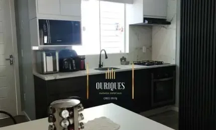 Sobrado Geminado com 68m², possui 2 quartos e espaço para 2 veículos.