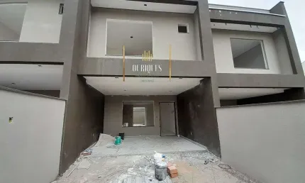 Sobrado no saguaçú com 120m², possui 3 suítes e abertura de 5m.