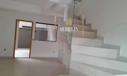 Geminado com 90m², possui 3 quartos sendo 1 suíte e 2 vagas de garagem.