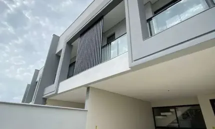 Sobrado geminado de alto padrão de 105m² no saguaçú, com 3 quartos.