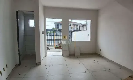 Sobrado geminado de 75m² com 2 quartos sendo 1 suíte e 2 vagas de garagem.