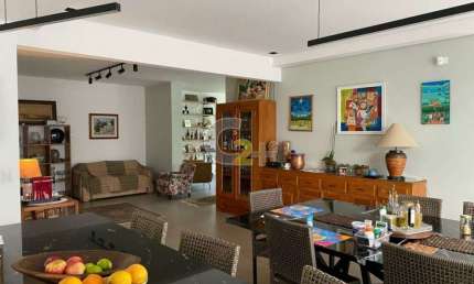 Casa à venda no Pacaembu, 5 quartos, 3 suítes e 6 vagas