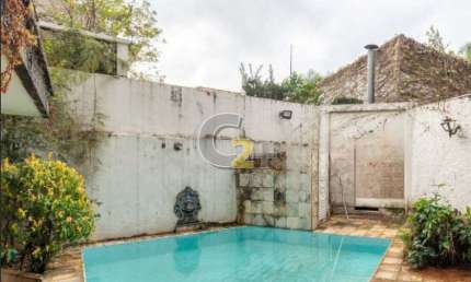 Casa padrão à venda no Pacaembu com 4 quartos, sendo 1 suite e 4 vagas