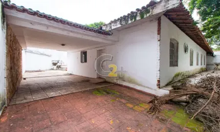 Casa térrea e ampla à venda no Alto de Pinheiros com 4 quartos, 2 suítes, 6 vagas