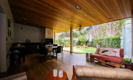 Casa Sobrado á venda em Pinheiros, 4 quartos, 1 suíte, 5 vagas de garagem.