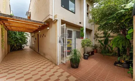 Sobrado a venda na Vila Madalena  3 quartos 2 suites 2 vagas 230m2