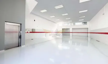 Galpão disponível para Locação e Venda com 600 mts, recém reformado com elevador em Santo André, próximo a Av. Pereira Barreto.