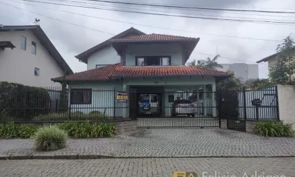 # SOBRADO 100% AVERBADO COM PISCINA BAIRRO SANTO ANTONIO JLLE-SC