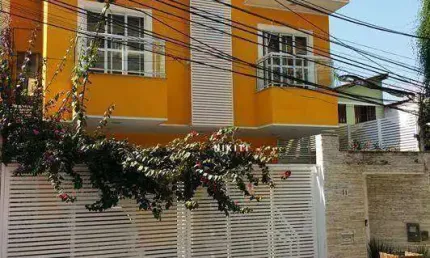 Casa nova triplex, 4 quartos, 2 suítes e 2 vagas de garagem - santa rosa niterói