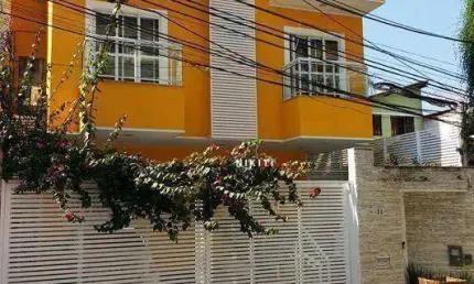 Casa triplex locação com 4 quartos 2 banheiros , 2 suites ,2 vagas - santa rosa niterói