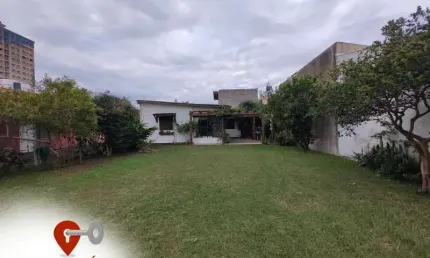 Casa localizada entre o centro e o mar em tramandaí