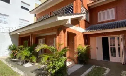 EXCELENTE SOBRADO, COM 4 DORM. NO CENTRO DE TRAMANDAÍ-RS
