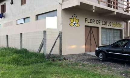 SOBRADO COM 250 M2 IDEAL PARA MORAR E TER UM MERCADO OU BAR NUMA AVENIDADE EM TRAMANDAÍ