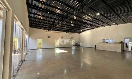Salão comercial para locação em Cravinhos - Jardim Santana. 300m² de construção.