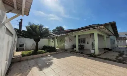 Casa térrea a 100 metros da praia, com 04 dormitórios, edicula.