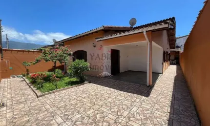 Ótima casa térrea com 03 dorm. sendo 01 suíte, amplo quintal.