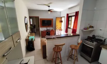 Casa térrea com 02 dorms, quintal, 02 vagas em Bertioga.