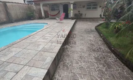 Casa térrea com amplo quintal, piscina e 03 dormitórios.