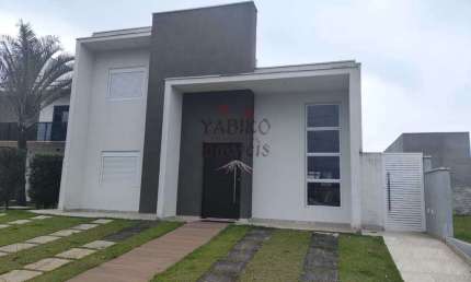 Casa de Condomínio com 4 suites e piscina maravilhosa!!