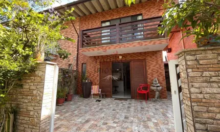 Casa em Világio pé na areia com 03 dorms, Maitinga, Bertioga.