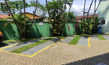 Casa em világio em frente a praia, no centro de bertioga.