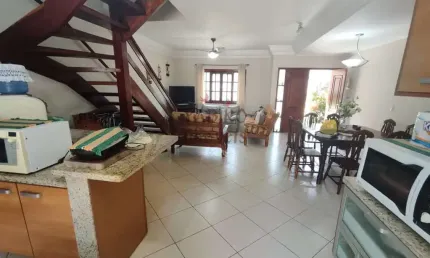 Ótimo világio a 50m da praia, com piscina, 02 vagas e 03 dorm.