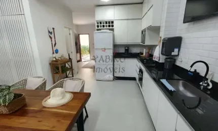 Casa em Világio a 50 metros da praia, com 02 suítes, 01 vaga.