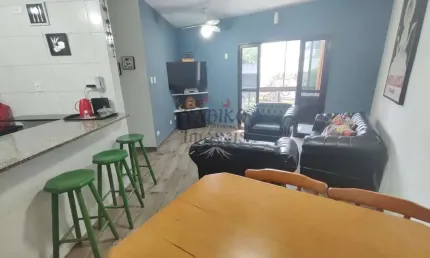 Apartamento perto da praia, com 02 vagas, elevador e piscina.