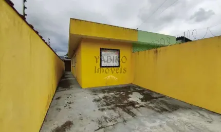 Casa térrea com 02 quartos, quintal, 02 vagas em Bertioga.