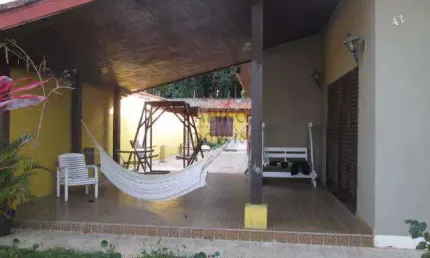 Casa térrea com 03 dormitórios, no centro de bertioga.