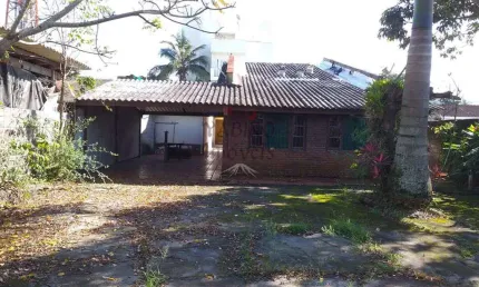 Casa independente térrea a 100 metros da praia, com 06 vagas.