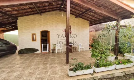 Casa térrea com piscina, churrasqueira, 03 vagas e com edicula.