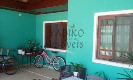Casa térrea em Bertioga com 02 dormitórios, com churrasqueira.