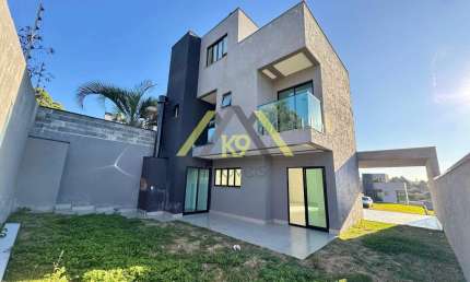 TRIPLEX COM 3 SUÍTES E ÁTICO NO ROÇA GRANDE EM COLOMBO