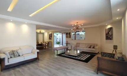 Casa duplex com 5 quartos, 533m² de terreno, na Estrada do Coco!