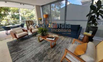 Casa no Alphaville I de Salvador, com 4 suítes e 760m2 de terreno!