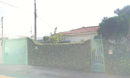 Casa de esquina com 2 suítes no Jardim Mercedes ao lado do Posto Ipiranga em São Carlos