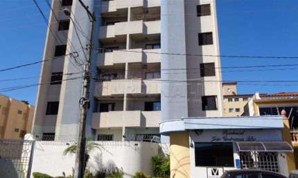 Localizado pertinho da USP, há 100 metros da entrada. Próximo também de supermercados, padarias, farmácias e lojas de conveniências.