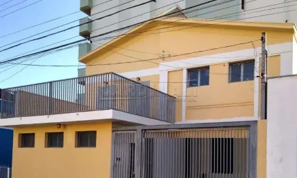 Casa sobrado com 3 dormitórios e 1 suíte no Centro próximo a Pizzaria Hut em São Carlos