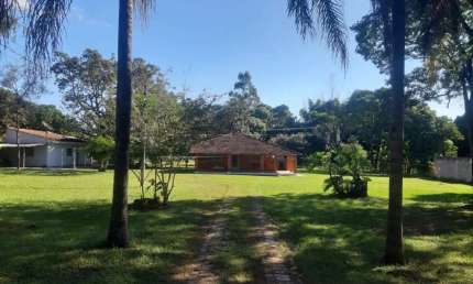 Chácara rural espaçosa com casa principal e de empregado.
