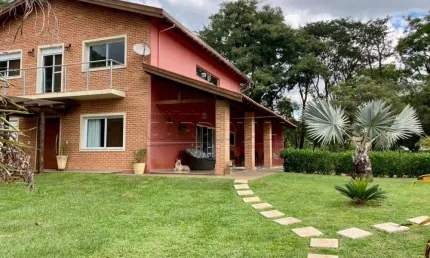 Muito espaço, segurança e lazer completo pertinho da cidade.