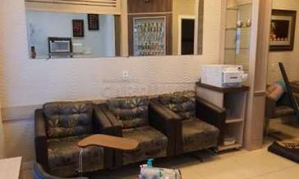 Comercial Sala / Salão com Condomínio em São Carlos
