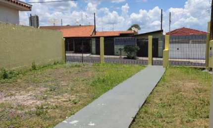 Encantadora Residência: 2 Dormitórios, Amplo Quintal, à Venda por R$300.000,00 e Locação por R$1.060,00 no Bairro Tranquilo - Jardim Mariana - Ibaté