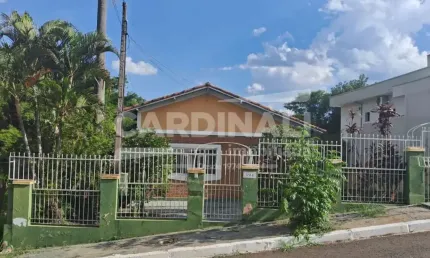 Casa muito bem localizada no Centro da cidade de Analândia.