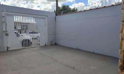 Sobrado com ótima localização e três dormitórios! Para venda e locação localizado no Menzani em Ibaté, por R$382.000,00 e aluguel R$1.675,00