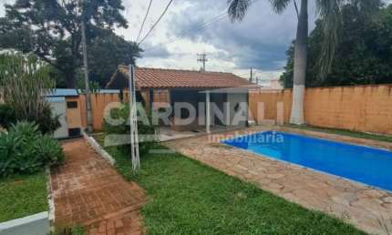 Área de Lazer Apenas, com piscina, banheiro e um Quiosque