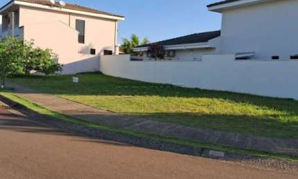 Terreno no Residencial Village Damha I - de esquina e plano.