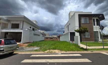 Construa seu sonho com segurança, lazer completo e ótima localização.
