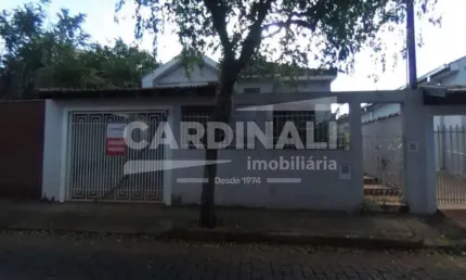 Casa com ótima localização, no centro da cidade, com terreno grande