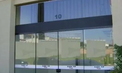 Comercial Sala / Salão com Condomínio em São Carlos
